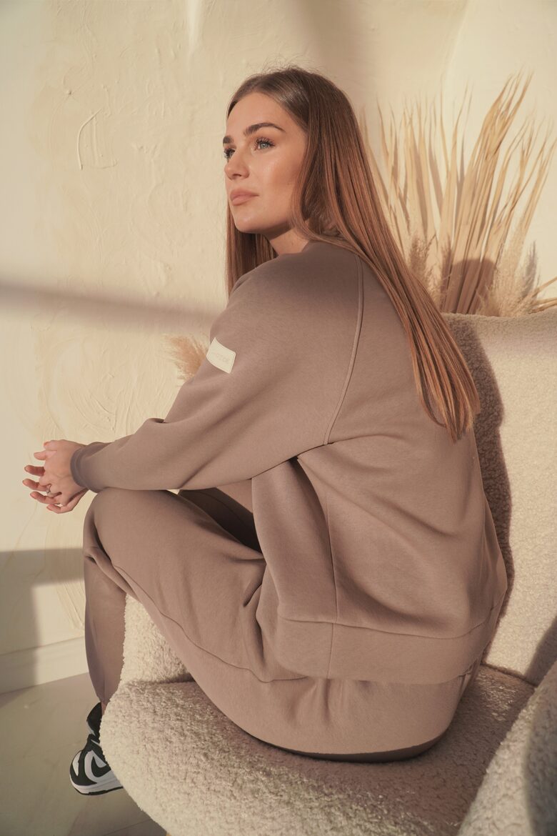 Moteriškas laisvalaikio kostiumėlis "COZY" KAPUČINAS